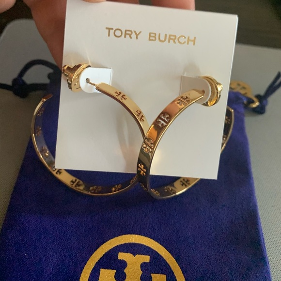🔥SALE🔥NEW TORY BURCH PIERCED t LOGO HOOPS - Picture 5 of 6